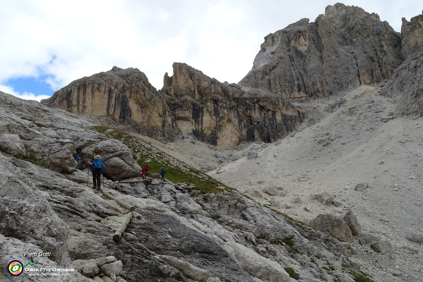 30 Si sale tra estesi ghiaioni e imponenti contraffoti rocciosi.JPG